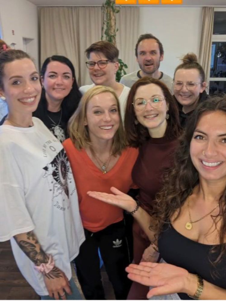 Fröhliche Gruppe im Gruppencoaching mit Maria Lekhi