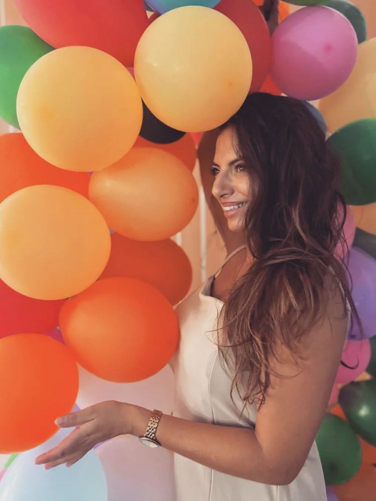 Maria Lekhi mit Luftballons im Gruppencoaching