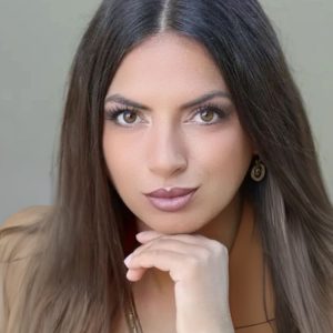 Maria Lekhi mit braunem Anzug